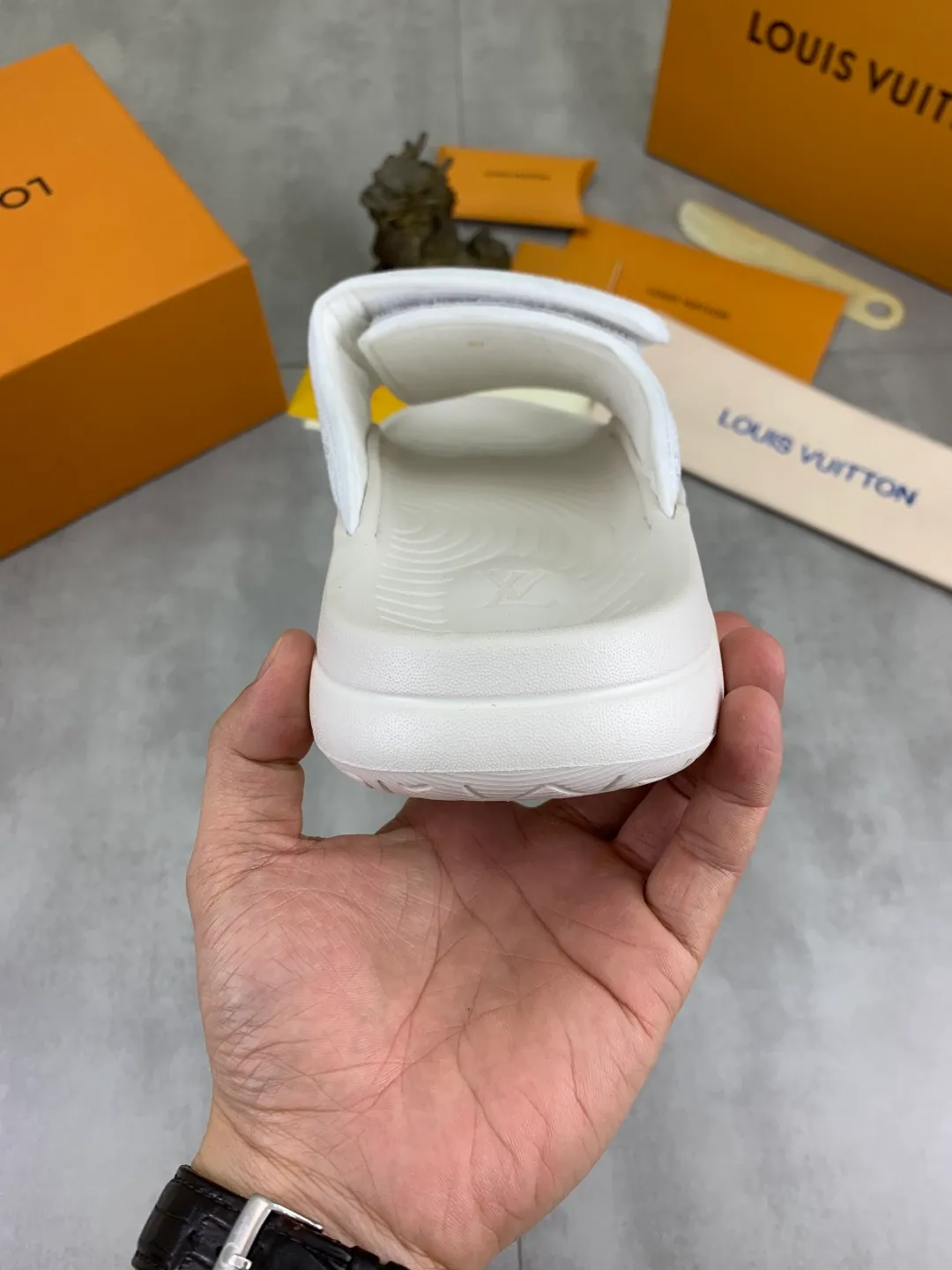 Men's shoes 💰P320💰【New style】🆘 Original quality 【LOUIS VUITTON】The popular Louis Vuitton LV men's slippers on the official website are on sale simultaneously! Original fabric imported from Italy. Original bottom provided by the original factory. Number of yards: 38-44 (customized to 45). Multiple colors to choose from. Fully packaged drawer box.
